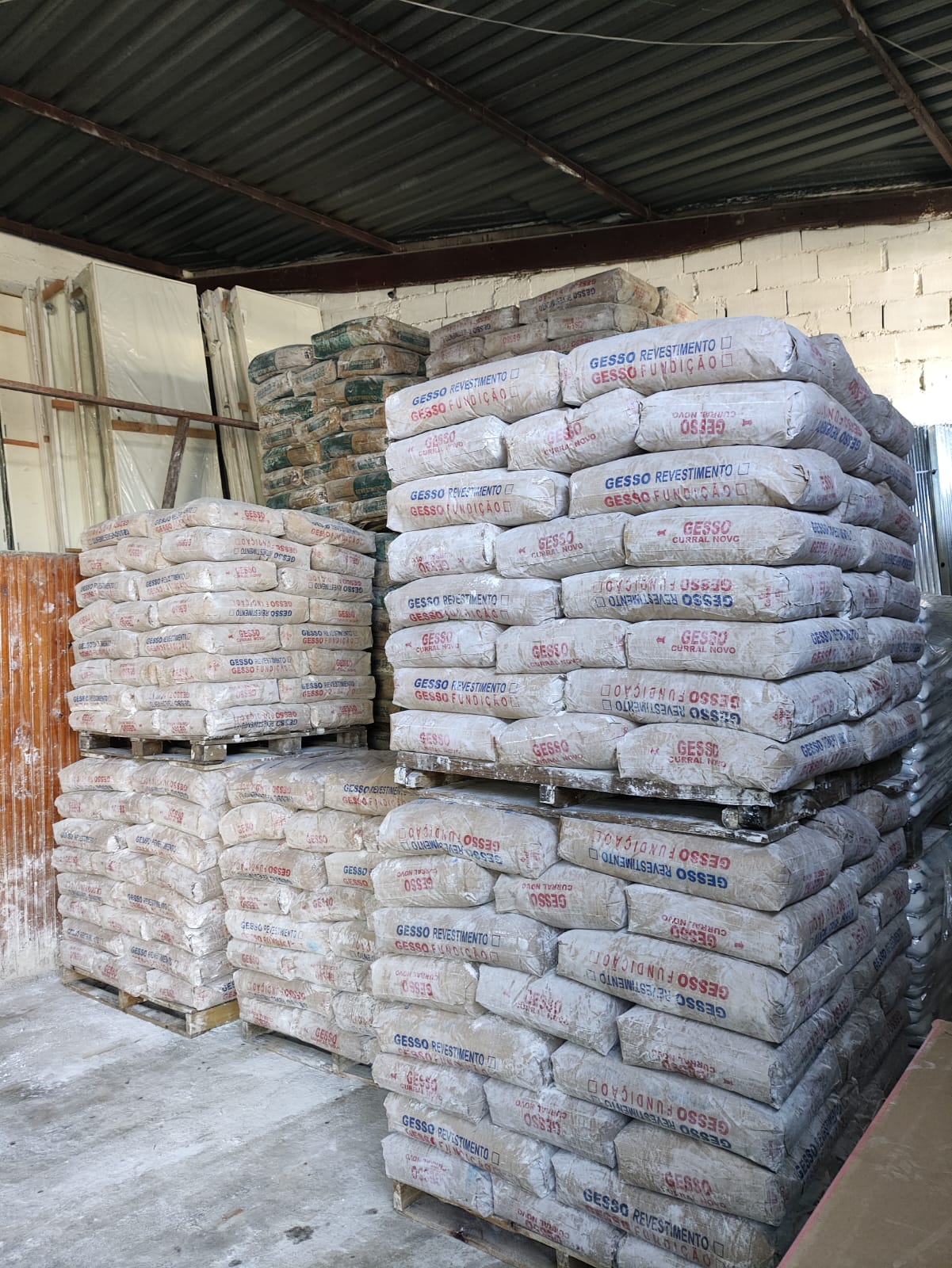 Sacos de gesso de 40 kg produzidos pela fábrica da Gesso Recanto